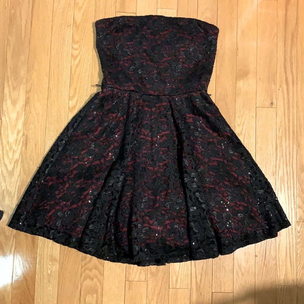 Black and read sleeveless dress